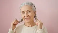 Co zrobić z siwymi włosami: 10 sposobów, by włosy wyglądały pięknie